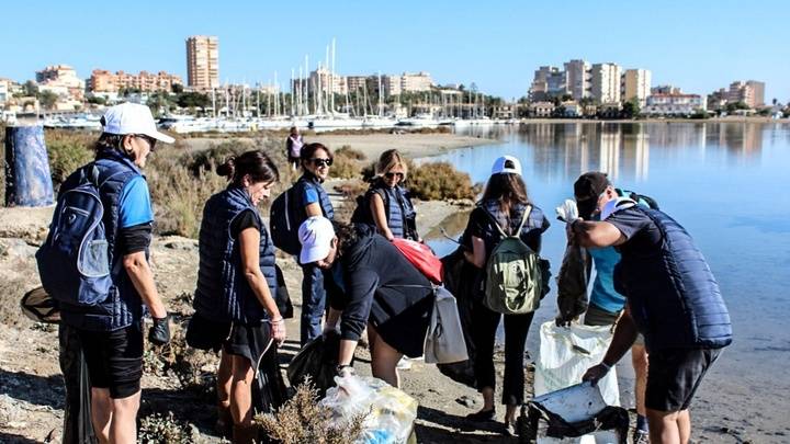 Jornada de Voluntariado Ambiental en La Manga del Mar Menor, un Compromiso por la Sostenibilidad