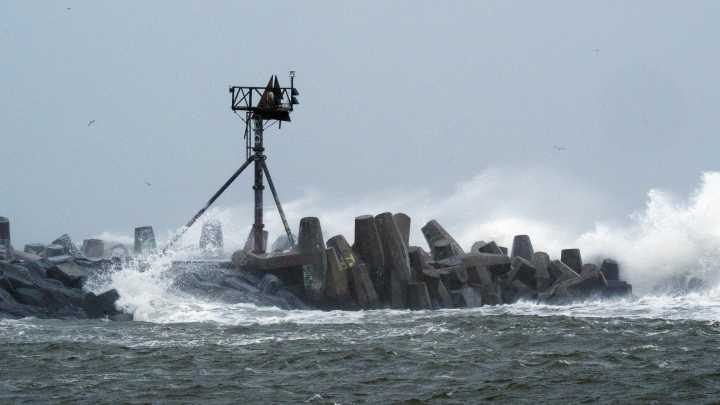 Portions of East Coast slammed by Nor'easter