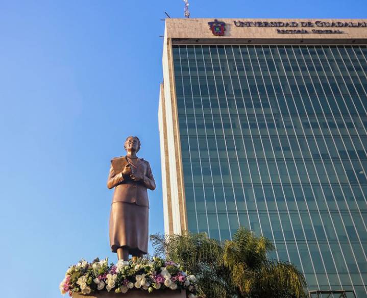 Develan estatua de Irene Robledo