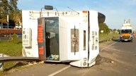 Impresionante choque y vuelco de un camión en la autopista del Oeste: el chofer salió despedido