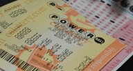 Participó en el Powerball y ganó $100 mil: descubre en qué estado de EE.UU. compró su boleto