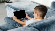 Efectos del uso excesivo de pantallas en niños y adolescentes, según una psicóloga infantil