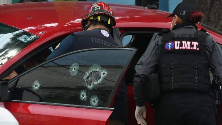 Atacan a balazos a mujer automovilista en la Calzada de Guadalupe
