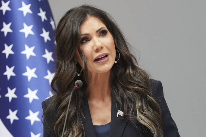 Kristi Noem estalla en contra de una canción que aborda el drama provocado por los operativos de ICE