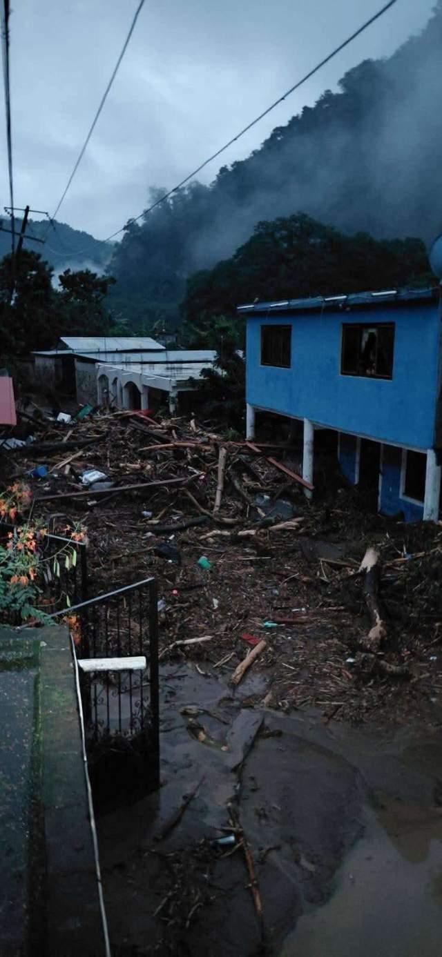 Migrantes apoyan Chapula tras inundaciones con ayuda aérea