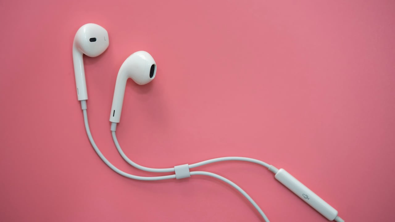 Audífonos con cable: estas son las ventajas por las que muchos aún prefieren el modelo tradicional