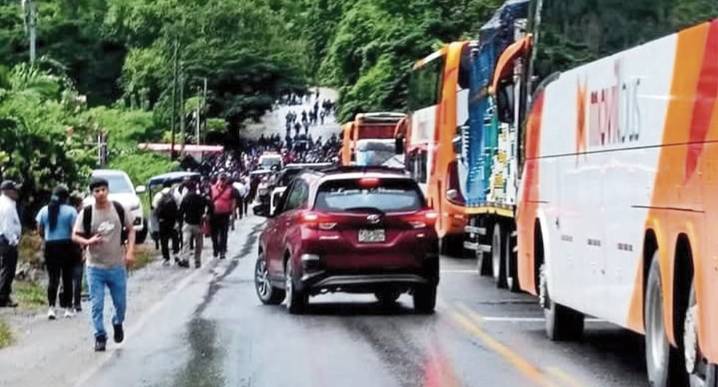 Ronderos retienen a policías acusados de infiltrados para generar desmanes