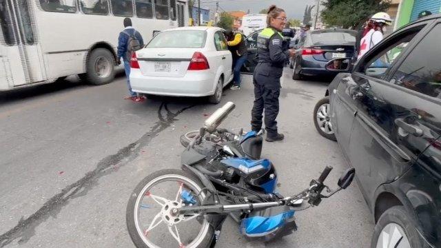 ¡Deja daños materiales! Causa mujer choque múltiple en la colonia La Madrid