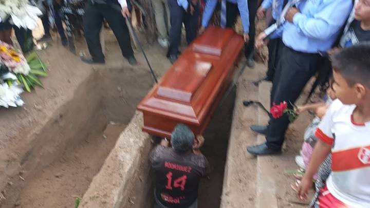 Morales: En medio de profundo dolor fueron sepultadas madre e hija fallecidas en accidente