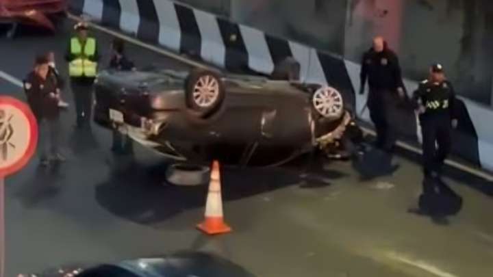 Volcadura de Auto Deja Dos Lesionados y Colapsa Periférico en Dirección a Cuatro Caminos