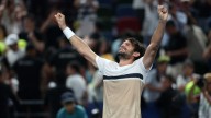 El mejor fin de semana de su vida: el 204° del mundo venció a Djokovic y a su propio primo para ganar el Masters de Shanghái