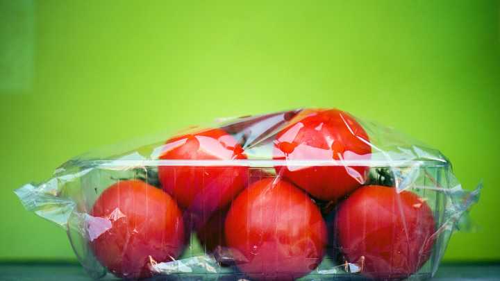 Así puedes 'comer' menos microplásticos de los que inundan tu cocina (y tu comida)