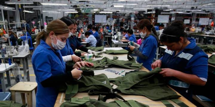 Aumento del salario mínimo: qué empresas hicieron incrementos reales en 2025 y cuánto proponen subirlo para 2026