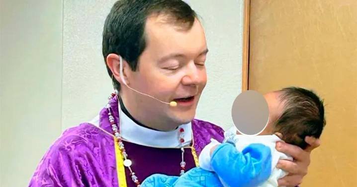 '¿Matthew? Se le notará el nopal en la frente': Sacerdote a padres mexicanos en bautizo