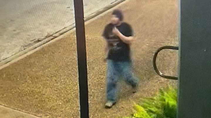 Teen girl fights off man who was trying to abduct her on her walk to school, Galveston police say