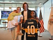 El encuentro de Cavani con Simone Biles: foto familiar y un regalo especial para la estrella olímpica