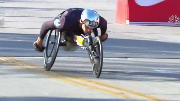 Marcel Hug cruises to 2025 Chicago Marathon wheelchair race win