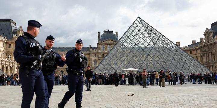 Más de 100 agentes, ADN y cámaras: cómo viene la investigación del cinematográfico robo en el Louvre