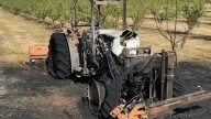 Un agente medioambiental sofoca el incendio de un tractor en Cehegín (Murcia) junto a una zona forestal