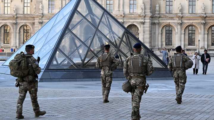 El Gobierno reconoce un "déficit" de personal en los museos diez días después del robo en el Louvre