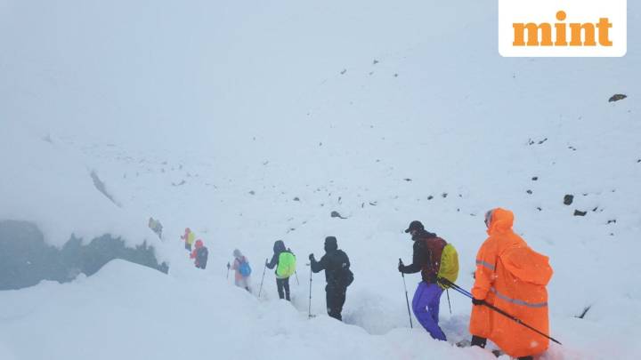 Everest trek turns deadly: 350 rescued, hundreds still trapped in blizzard