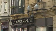 Venden un edificio para hacer pisos de lujo y echan a una veintena de comercios a la calle en Bilbao: "Muchos pueden perder clientela"
