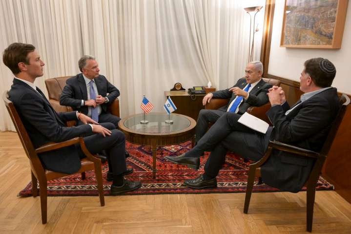 Tras acuerdo inicial para Gaza, Netanyahu se reúne con enviados de Trump
