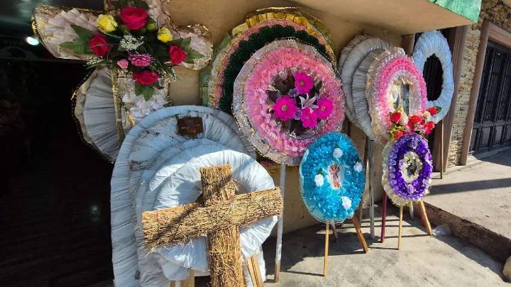Comenzaron con la elaboración de coronas y cruces para Día de Muertos