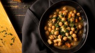 Ni aceite ni sal: el truco infalible del chef José Andrés para cocer los garbanzos siempre en su punto