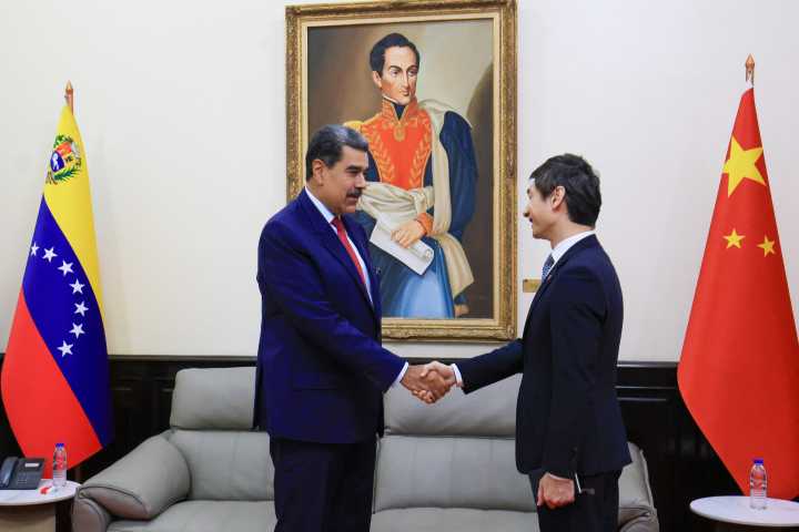 Presidente Maduro se reúne en el Palacio de Miraflores con embajador de China Lan Hu