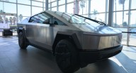 Demandan a Tesla por muerte de dos universitarios; quedaron atrapados en Cybertruck tras choque