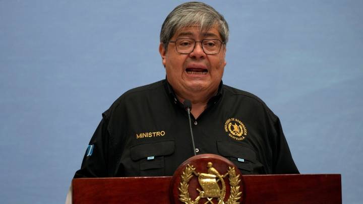 Guatemala's president accepts resignations of top security officials after gang escape