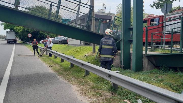 Video: así se derrumbó parte de un puente peatonal sobre la avenida General Paz
