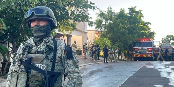 Sicarios vandalizan y prenden fuego a dos casas en fraccionamiento exclusivo al sur de Culiacán, Sinaloa