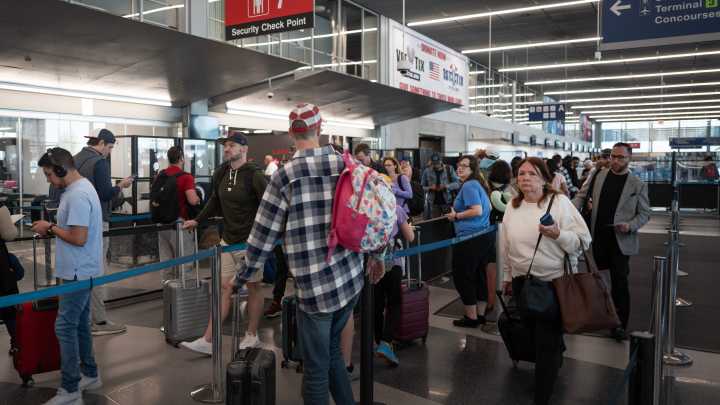 Is shutdown affecting air travel in Illinois? Check your flight status