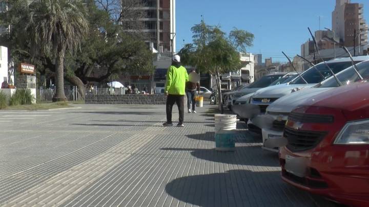 "Lo único que quiero es trabajar": el reclamo de un cuidacoches en la zona del Concejo