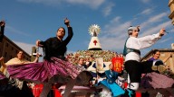 Más de 100.000 devotos honran a la Virgen del Pilar en Zaragoza con el mayor manto floral del mundo