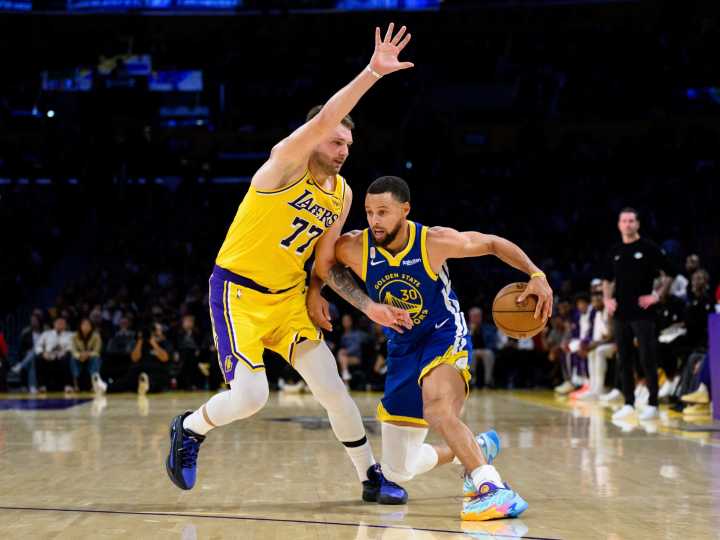 La NBA comenzó con dos partidazos: Doncic no pudo impedir la caída de los Lakers ante los Warriors de Curry y ganó el campeón, Oklahoma City