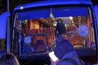 Muere de una pedrada el conductor de un autobús que transportaba aficionados de un equipo de segunda división italiana de baloncesto tras el ataque de hinchas rivales