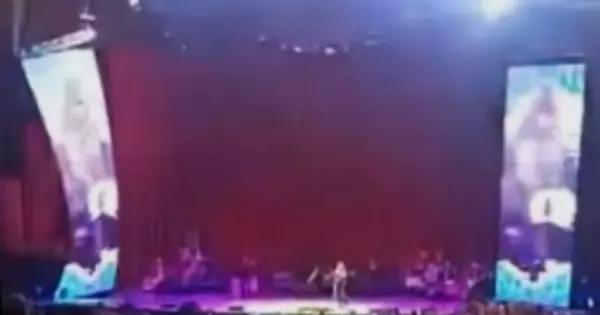 Retrasan concierto de El Tri tras caída de pantalla