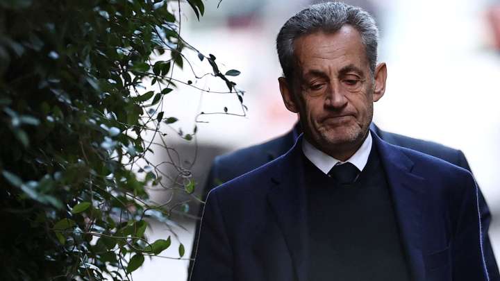 Expresidente Francés Nicolas Sarkozy Recibe Amenazas Durante su Primera Noche en la Cárcel