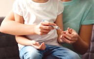 Padres de chicos con diabetes reclaman por la falta de insumos para sus hijos