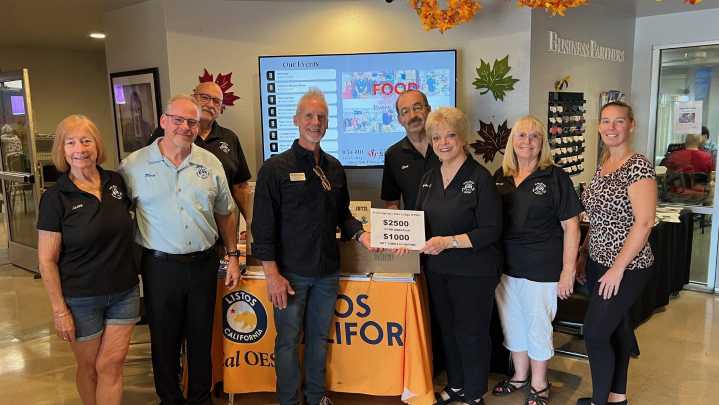 Palm Springs Elks Lodge donates to local food bank
