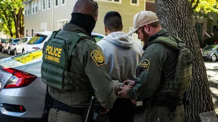 Iba en un Uber en Chicago y ICE arrestó a su chofer cuando llegaron al destino: el traumático día