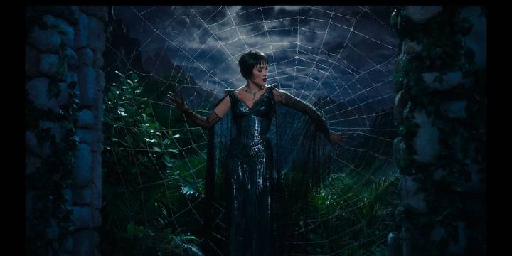 “El beso de la mujer araña” tiene a Jennifer López como una villana con estilo pero sin veneno
