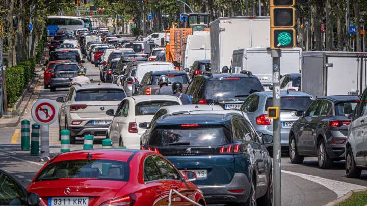 Así se mueven los españoles en 2025: caminan más y el coche pierde peso en ciudad