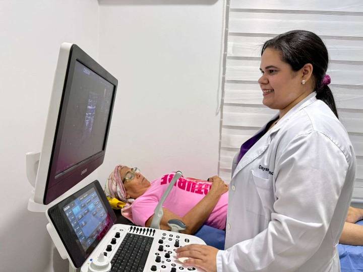 Jornada del Mes Rosa: Atención Integral para 100 Pacientes con Cáncer