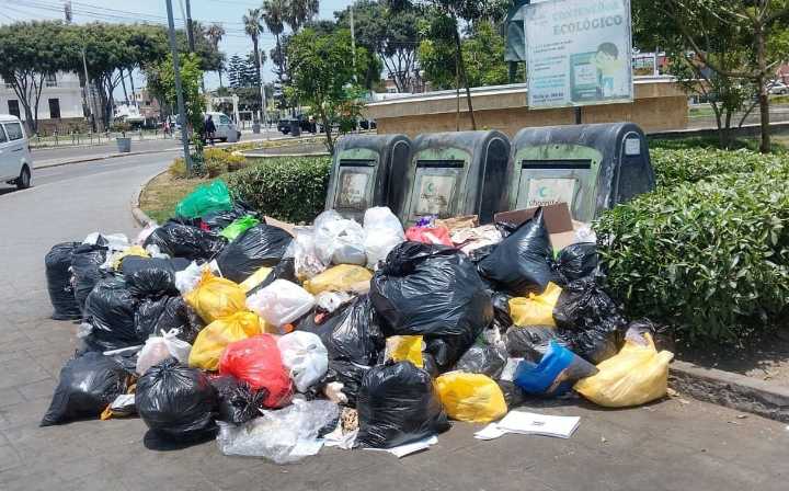 Vacan­cia en Chorrillos deja calles llenas de basura acumulada