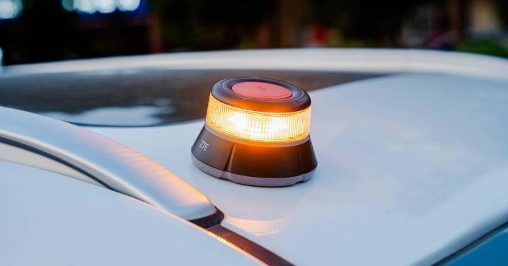 Sé el primero en reforzar tu seguridad y la de todos con la baliza conectada V16 ZTE E1 certificada por la DGT