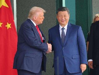 Xi Jinping mantiene la calma frente a Trump: El apretón de manos que habló más que las declaraciones en la APEC